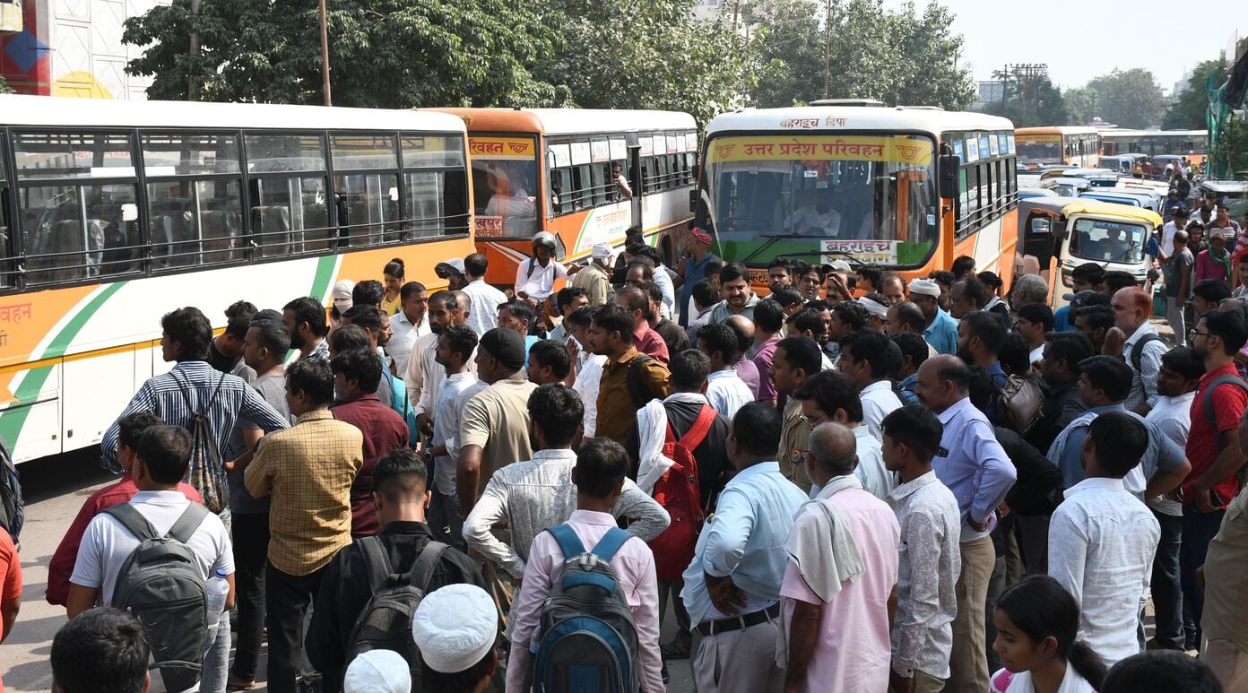 अवध बस अड्डे पर बसों का संचालन ठप रहने से यात्री परेशान हुए। अवध बस अड्डे पर बसों का संचालन ठप रहने से यात्री परेशान हुए।