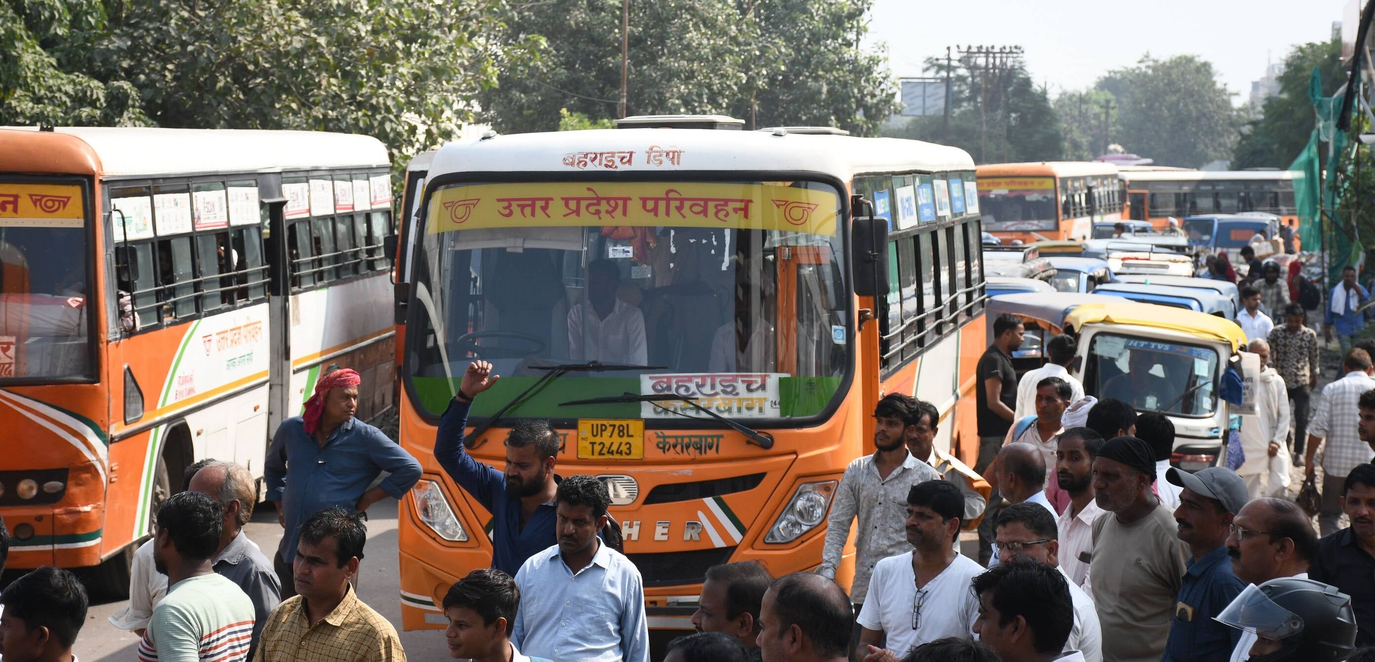 अवध बस अड्डे पर चालक-परिचालकों ने किया प्रदर्शन, परेशान यात्री और लगा जाम। अवध बस अड्डे पर चालक-परिचालकों ने किया प्रदर्शन, परेशान यात्री और लगा जाम।