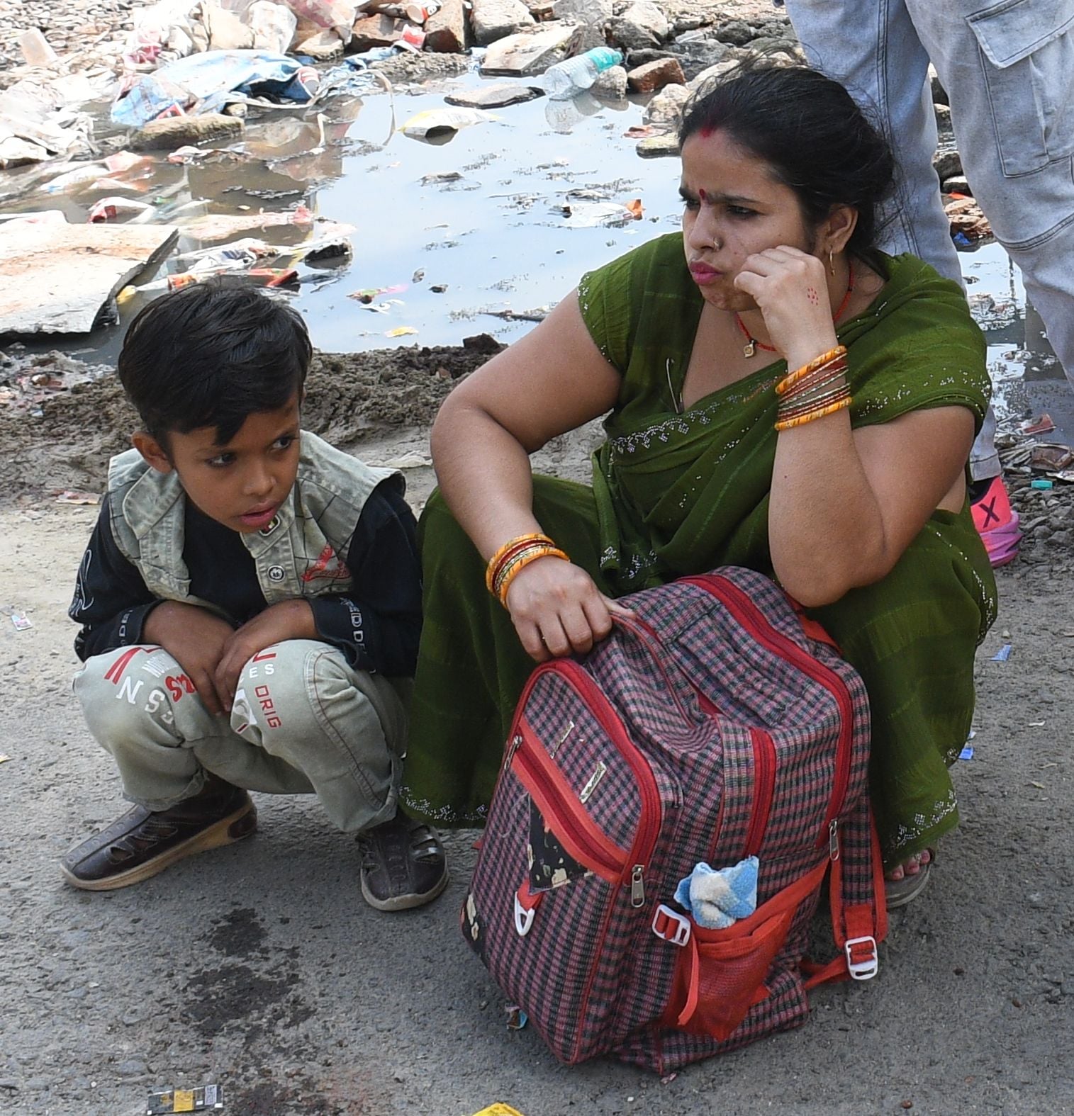 अवध बस अड्डे पर चालक-परिचालकों ने किया प्रदर्शन, परेशान यात्री और लगा जाम। अवध बस अड्डे पर चालक-परिचालकों ने किया प्रदर्शन, परेशान यात्री और लगा जाम।