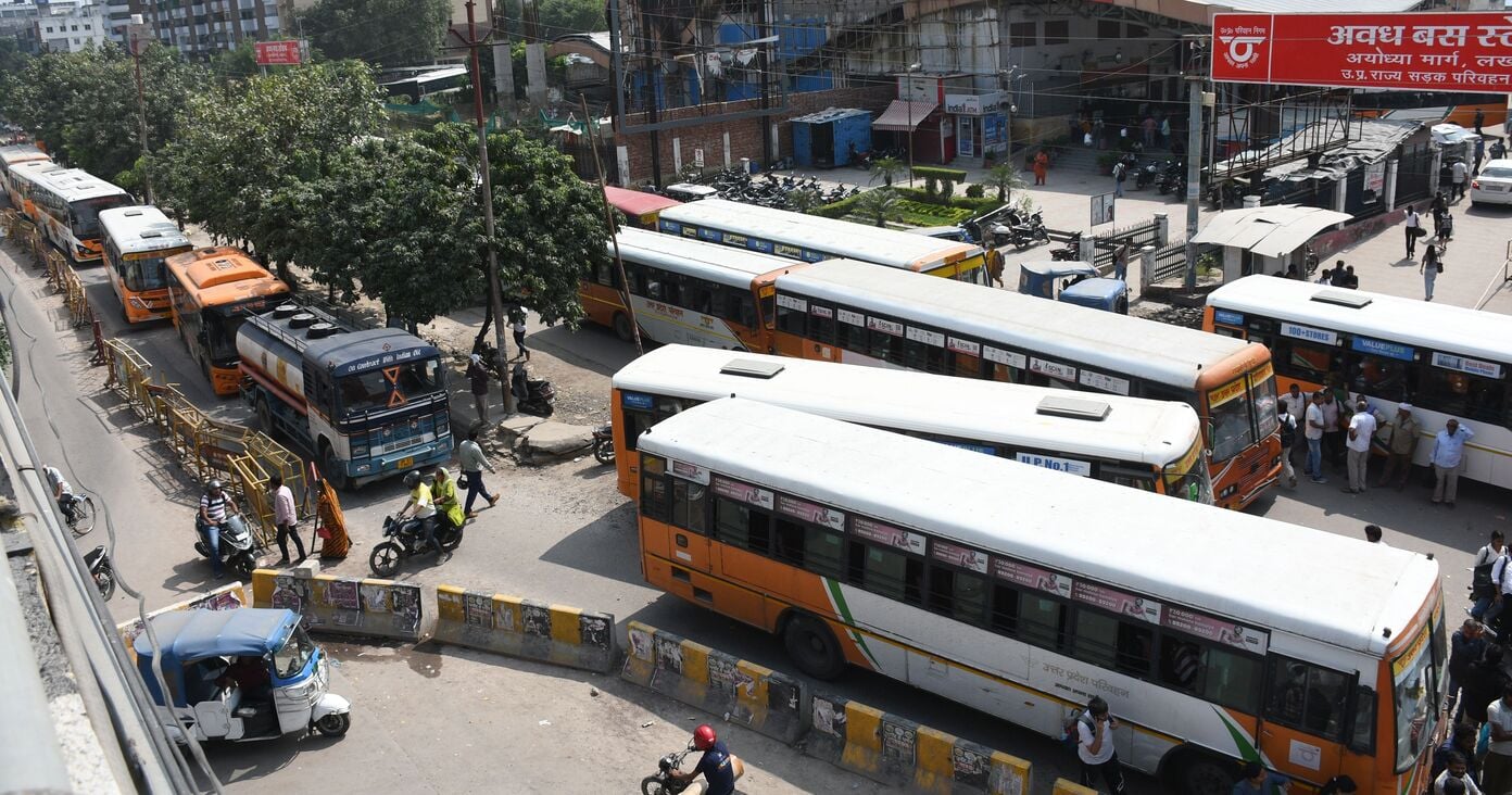 अवध बस अड्डे पर चालक-परिचालकों ने किया प्रदर्शन, परेशान यात्री और लगा जाम। अवध बस अड्डे पर चालक-परिचालकों ने किया प्रदर्शन, परेशान यात्री और लगा जाम।
