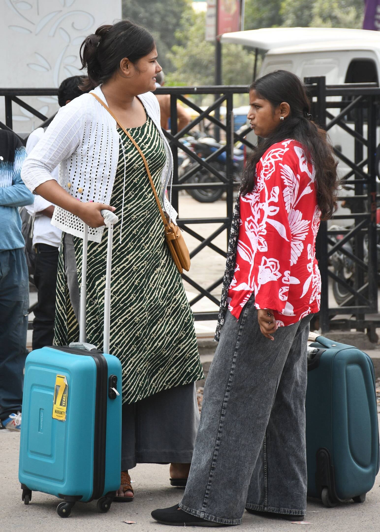 अवध बस अड्डे पर चालक-परिचालकों ने किया प्रदर्शन, परेशान यात्री और लगा जाम। अवध बस अड्डे पर चालक-परिचालकों ने किया प्रदर्शन, परेशान यात्री और लगा जाम।