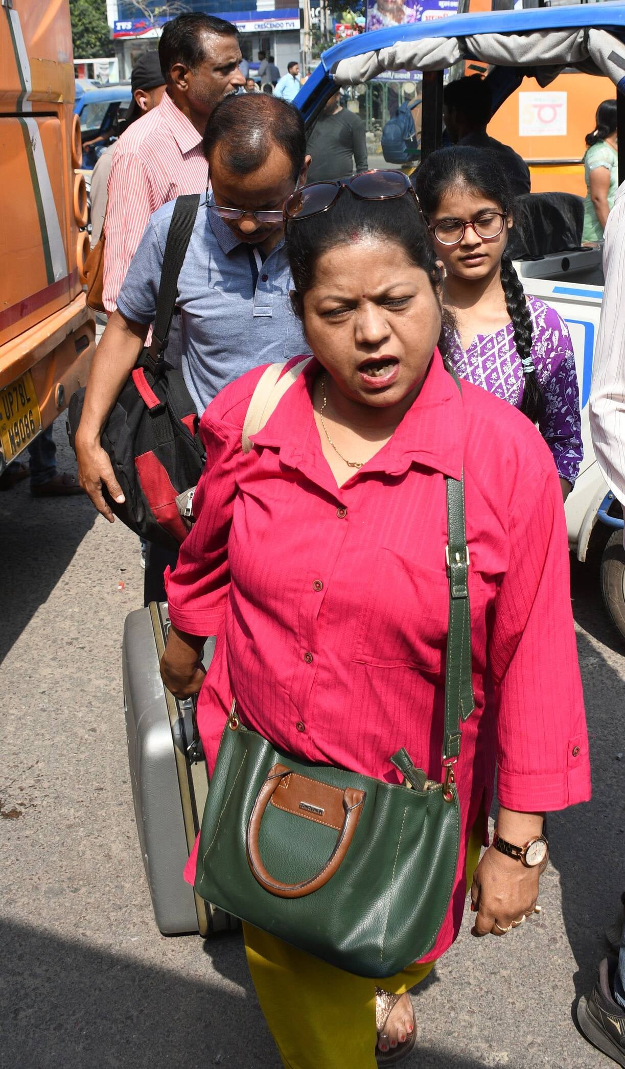 अवध बस अड्डे पर चालक-परिचालकों ने किया प्रदर्शन, परेशान यात्री और लगा जाम। अवध बस अड्डे पर चालक-परिचालकों ने किया प्रदर्शन, परेशान यात्री और लगा जाम।