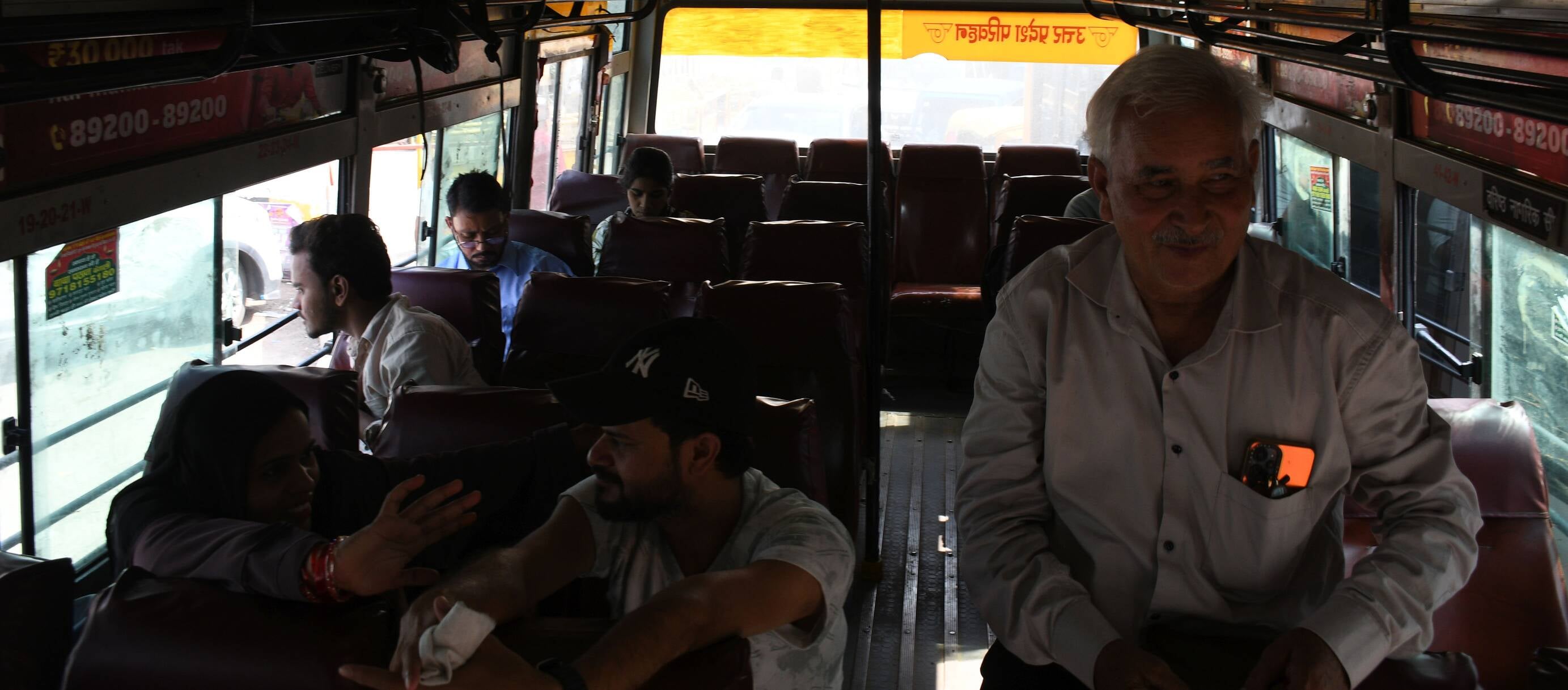 अवध बस अड्डे पर चालक-परिचालकों ने किया प्रदर्शन, परेशान यात्री और लगा जाम। अवध बस अड्डे पर चालक-परिचालकों ने किया प्रदर्शन, परेशान यात्री और लगा जाम।