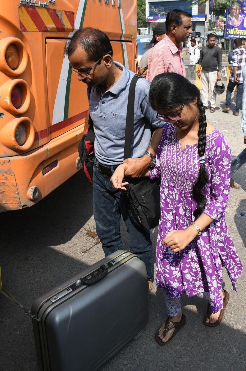 अवध बस अड्डे पर चालक-परिचालकों ने किया प्रदर्शन, परेशान यात्री और लगा जाम। अवध बस अड्डे पर चालक-परिचालकों ने किया प्रदर्शन, परेशान यात्री और लगा जाम।