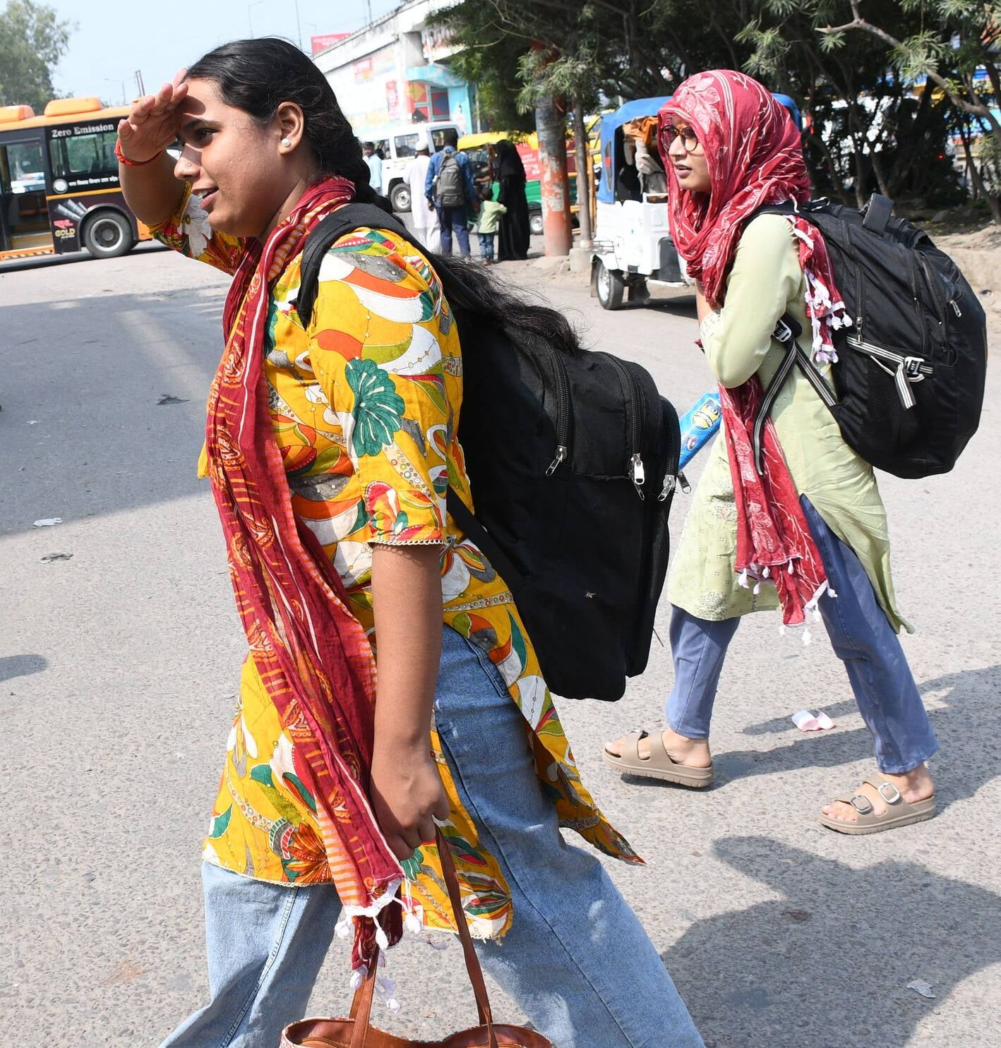 अवध बस अड्डे पर चालक-परिचालकों ने किया प्रदर्शन, परेशान यात्री और लगा जाम। अवध बस अड्डे पर चालक-परिचालकों ने किया प्रदर्शन, परेशान यात्री और लगा जाम।
