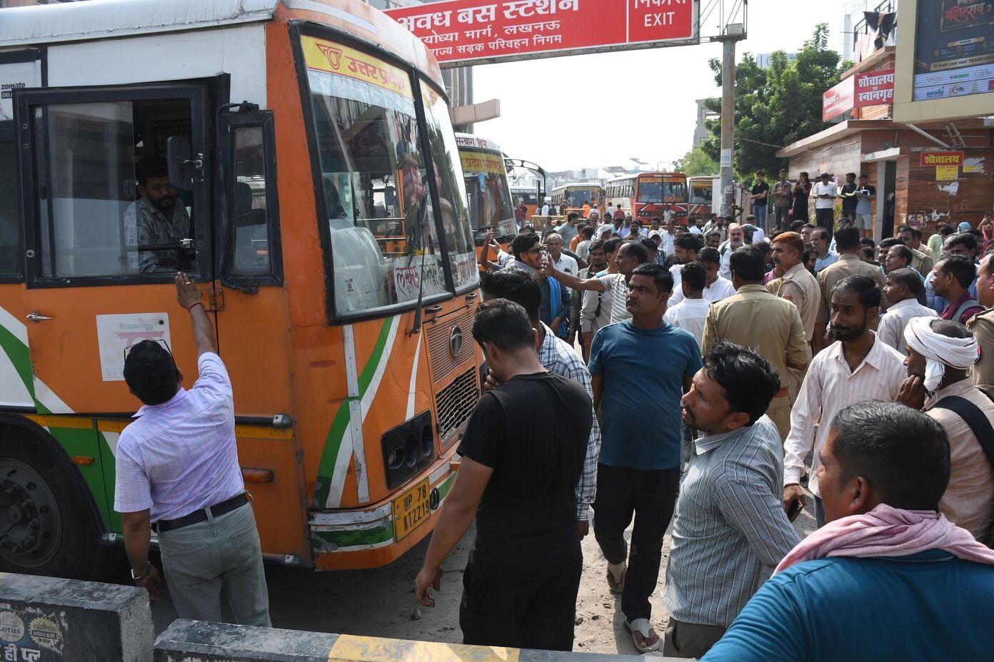 अवध बस अड्डे पर चालक-परिचालकों ने किया प्रदर्शन, परेशान यात्री और लगा जाम। अवध बस अड्डे पर चालक-परिचालकों ने किया प्रदर्शन, परेशान यात्री और लगा जाम।