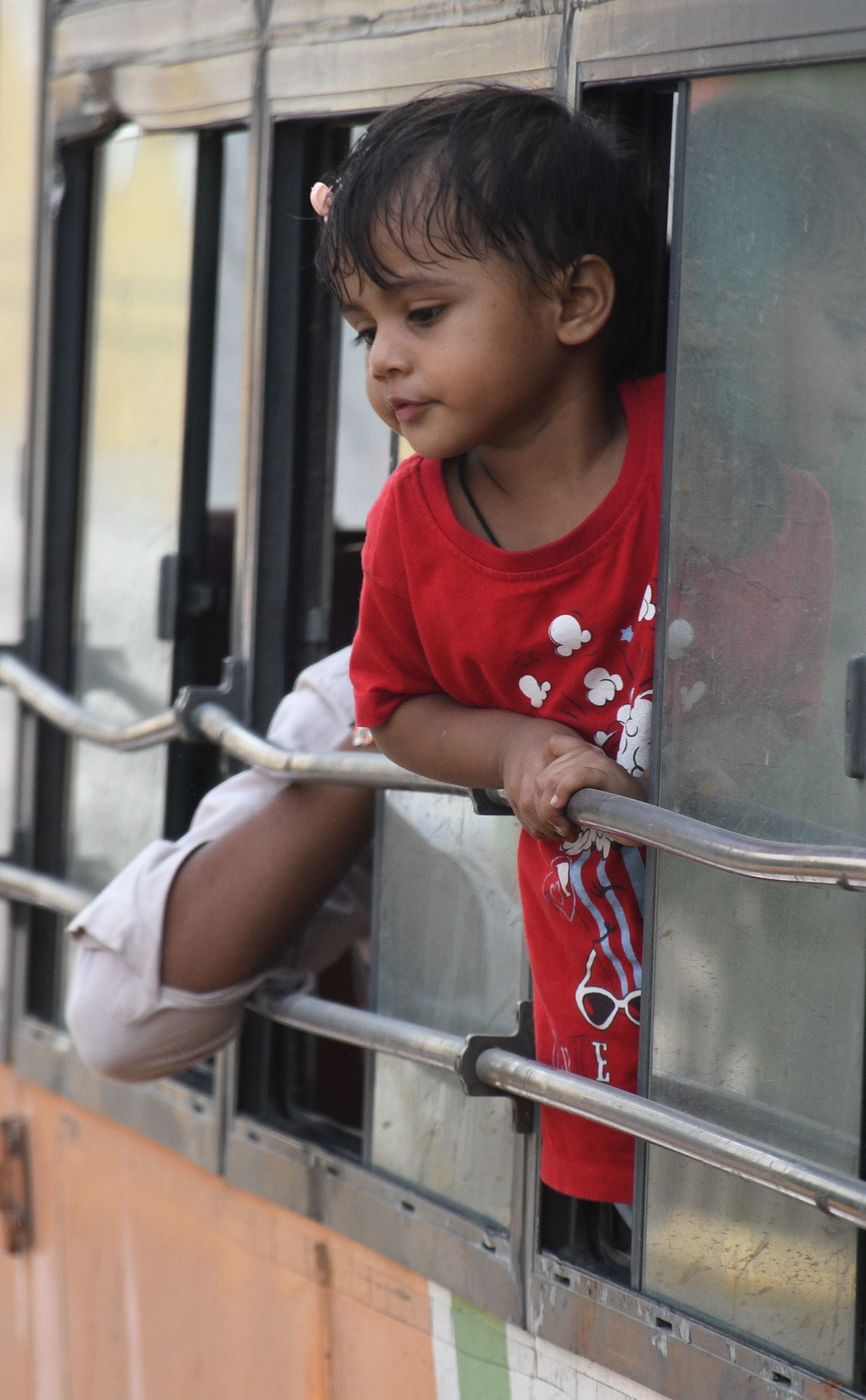 अवध बस अड्डे पर चालक-परिचालकों ने किया प्रदर्शन, परेशान यात्री और लगा जाम। अवध बस अड्डे पर चालक-परिचालकों ने किया प्रदर्शन, परेशान यात्री और लगा जाम।