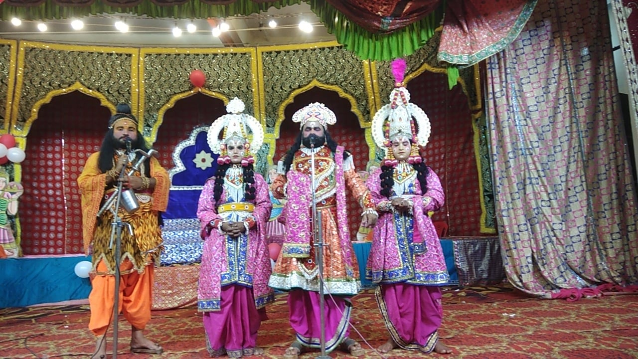 भगवान राम की आरती उतारते श्रद्धालु भगवान राम की आरती उतारते श्रद्धालु
