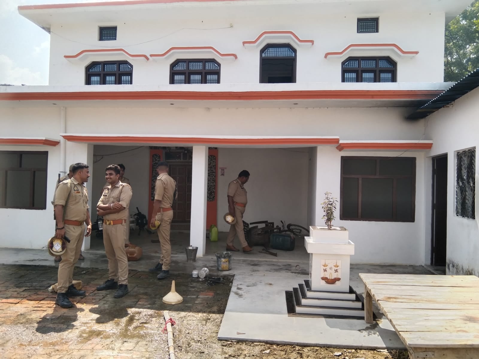 भीटी के बनकोदवा गांव में आरोपी राजेश निषाद के घर पर जली कार। संवाद