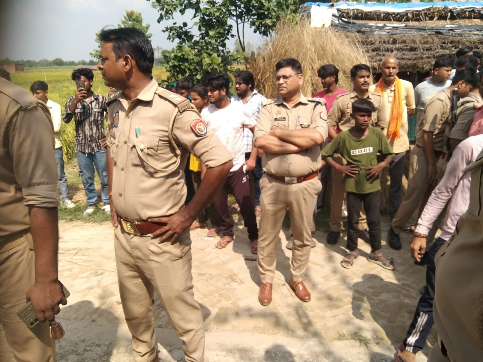 भीटी के बनकोदवा गांव में आरोपी राजेश निषाद के घर पर जली कार। संवाद