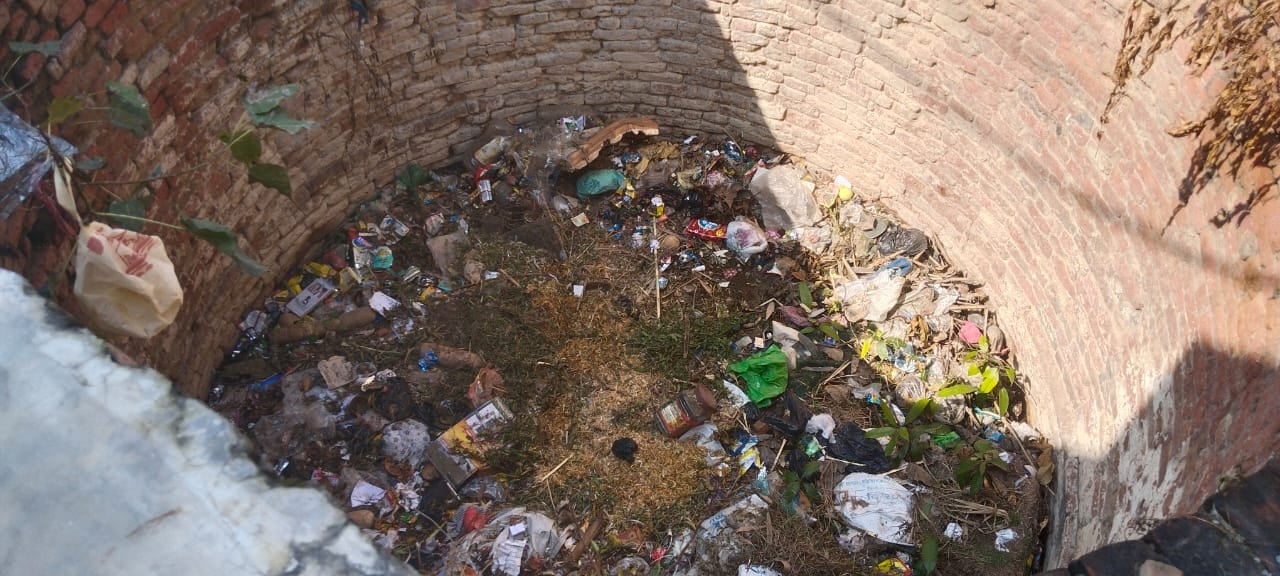 बरदह गांव में गणेश तिवारी के घर के सामने बदहाल पड़ा प्राचीन कुआं। संवाद बरदह गांव में गणेश तिवारी के घर के सामने बदहाल पड़ा प्राचीन कुआं। संवाद