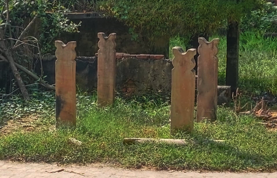 बरदह गांव में गणेश तिवारी के घर के सामने बदहाल पड़ा प्राचीन कुआं। संवाद बरदह गांव में गणेश तिवारी के घर के सामने बदहाल पड़ा प्राचीन कुआं। संवाद