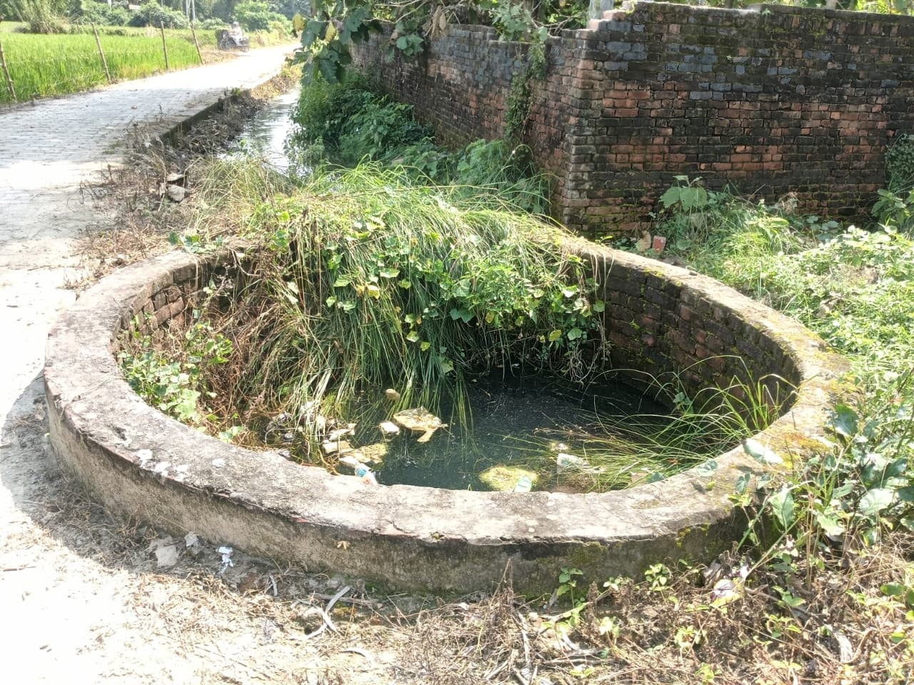 बरदह गांव में गणेश तिवारी के घर के सामने बदहाल पड़ा प्राचीन कुआं। संवाद बरदह गांव में गणेश तिवारी के घर के सामने बदहाल पड़ा प्राचीन कुआं। संवाद