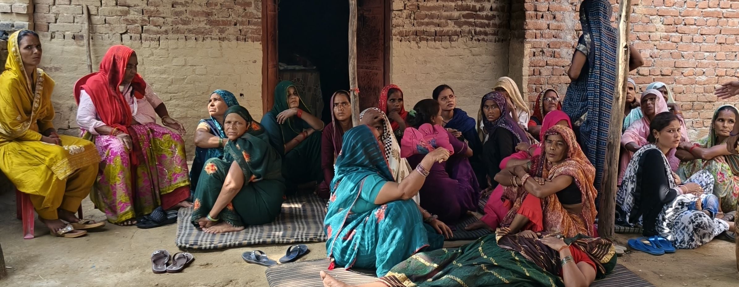 बिसौली के हत्सा गांव में शोक में डूबी महिलाएं। संवाद बिसौली के हत्सा गांव में शोक में डूबी महिलाएं। संवाद