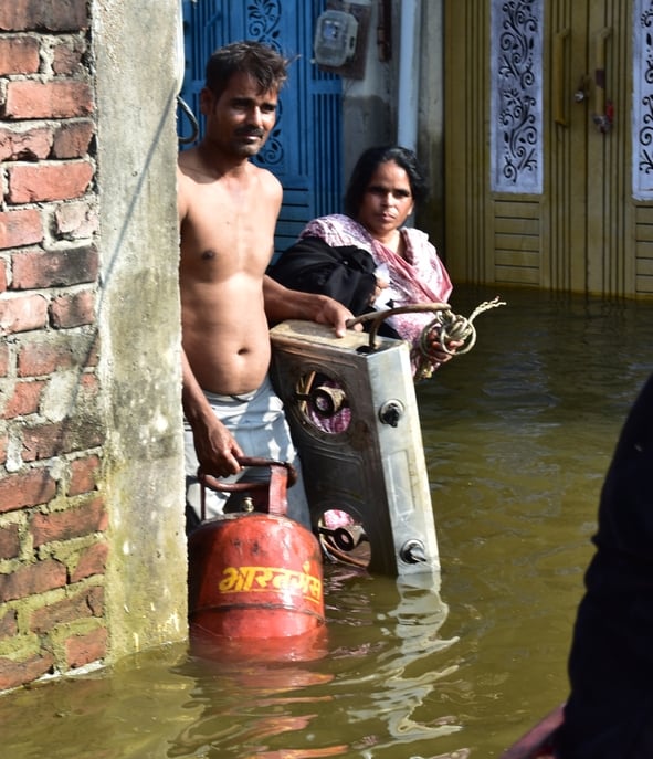 बोतलों को बोरी में भरकर बनाई जुगाड़ की नाव।