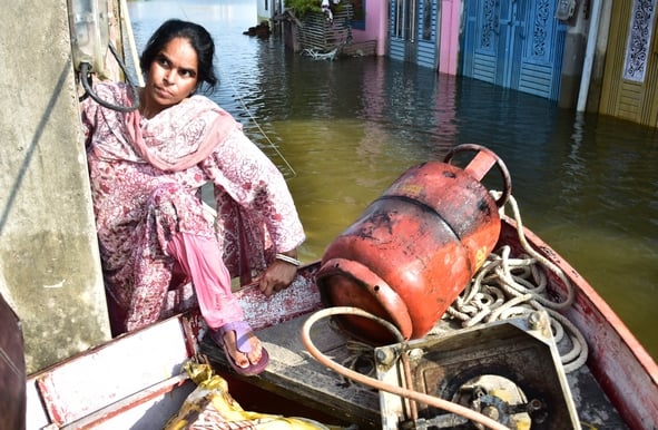 बोतलों को बोरी में भरकर बनाई जुगाड़ की नाव।