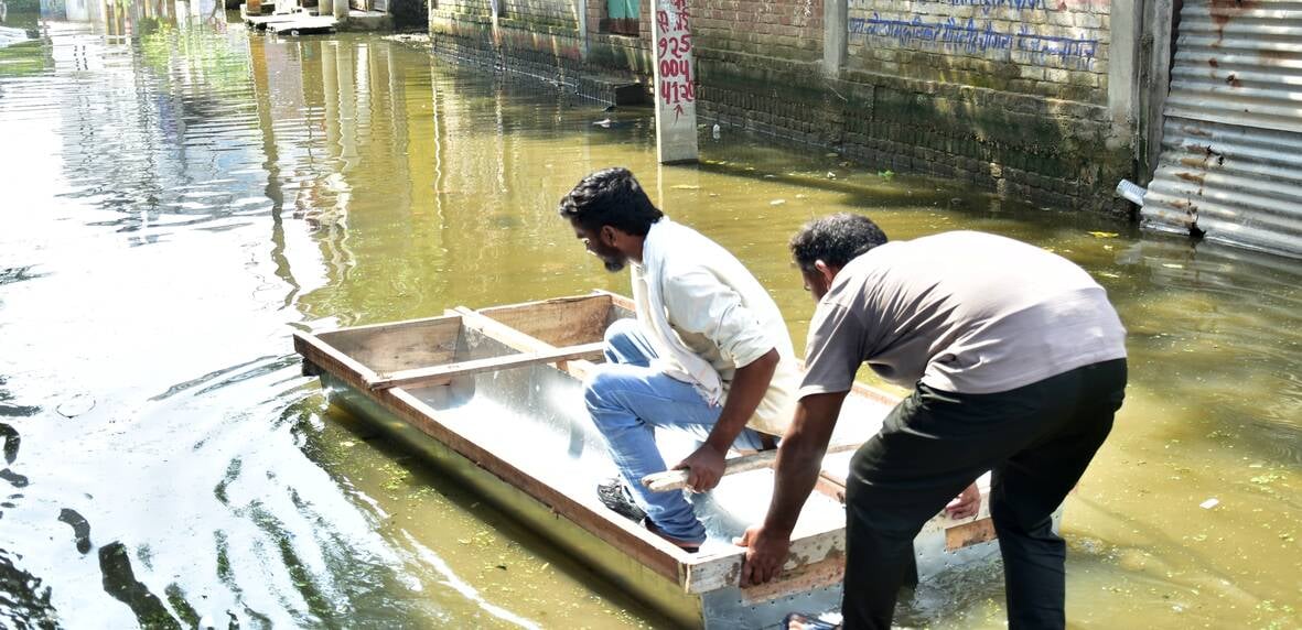 बोतलों को बोरी में भरकर बनाई जुगाड़ की नाव।