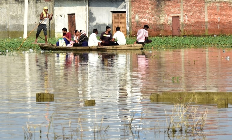 बोतलों को बोरी में भरकर बनाई जुगाड़ की नाव।