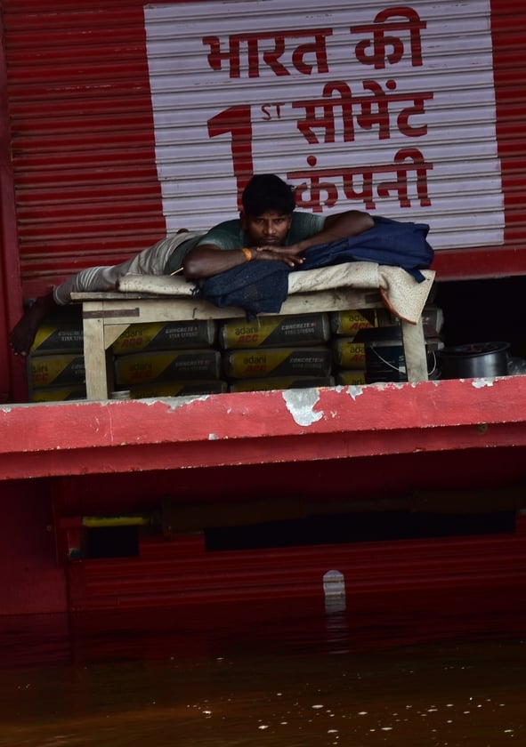 बोतलों को बोरी में भरकर बनाई जुगाड़ की नाव।