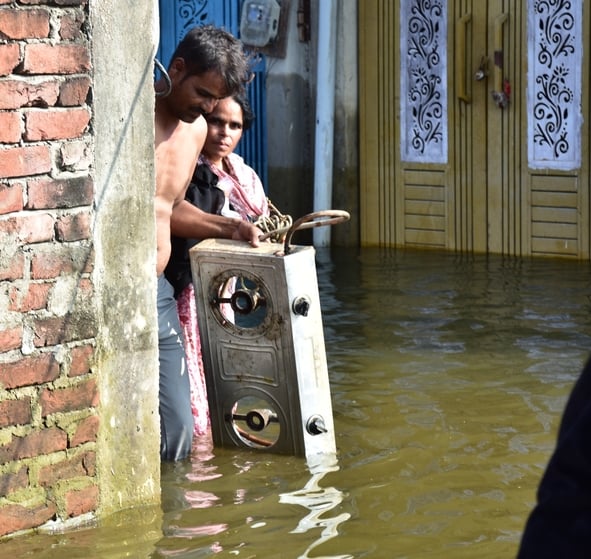 बोतलों को बोरी में भरकर बनाई जुगाड़ की नाव।
