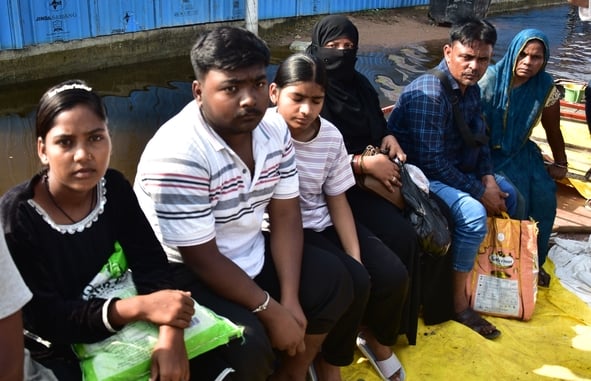 बोतलों को बोरी में भरकर बनाई जुगाड़ की नाव।