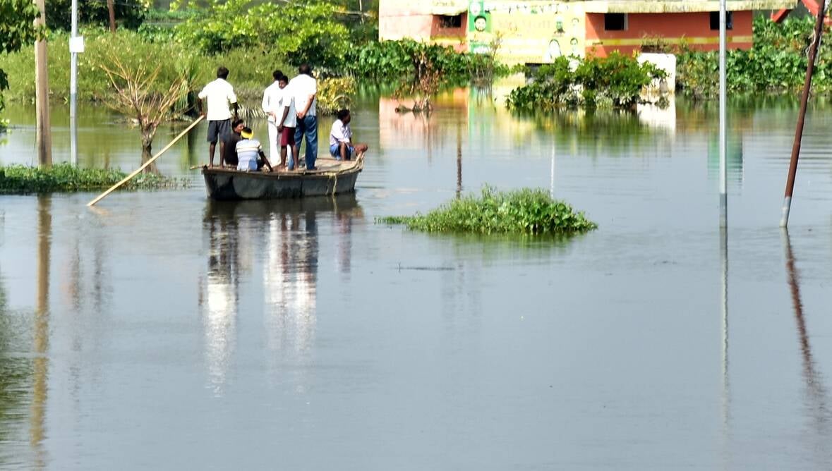 बोतलों को बोरी में भरकर बनाई जुगाड़ की नाव।