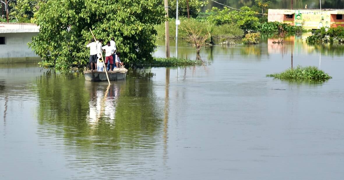 बोतलों को बोरी में भरकर बनाई जुगाड़ की नाव।