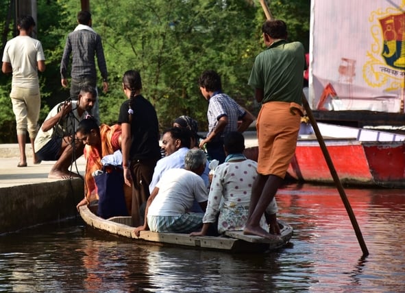 बोतलों को बोरी में भरकर बनाई जुगाड़ की नाव।
