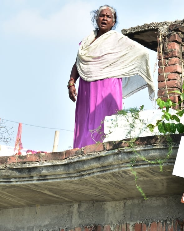 बोतलों को बोरी में भरकर बनाई जुगाड़ की नाव।