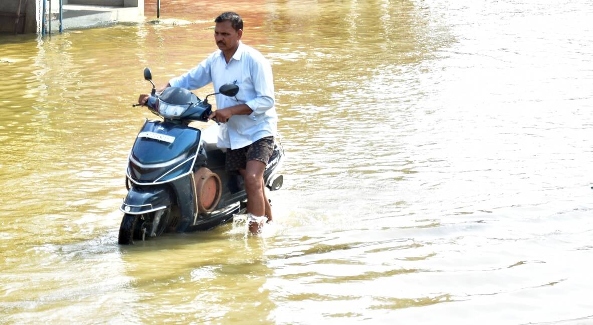 बोतलों को बोरी में भरकर बनाई जुगाड़ की नाव।