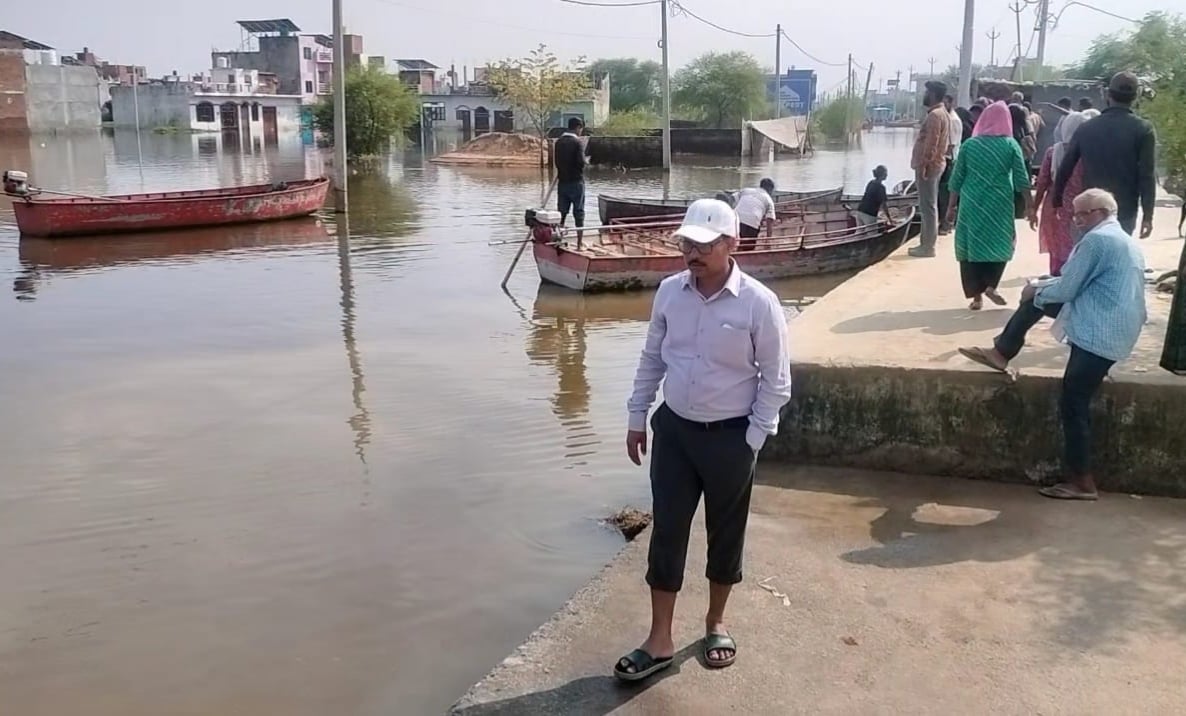 बोतलों को बोरी में भरकर बनाई जुगाड़ की नाव।