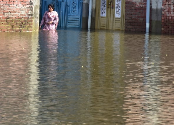 बोतलों को बोरी में भरकर बनाई जुगाड़ की नाव।