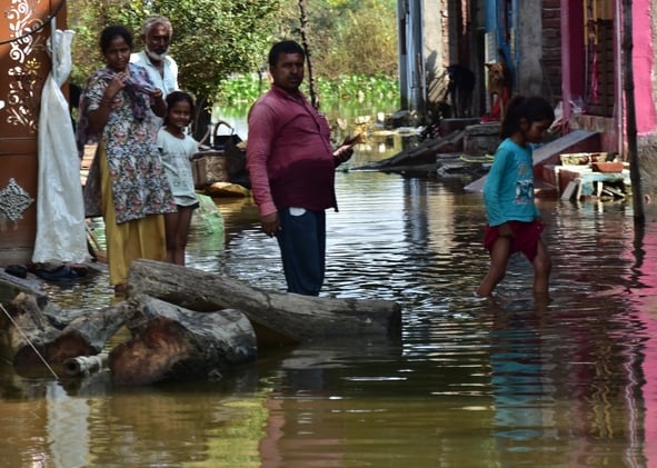 बोतलों को बोरी में भरकर बनाई जुगाड़ की नाव।