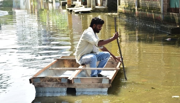 बोतलों को बोरी में भरकर बनाई जुगाड़ की नाव।