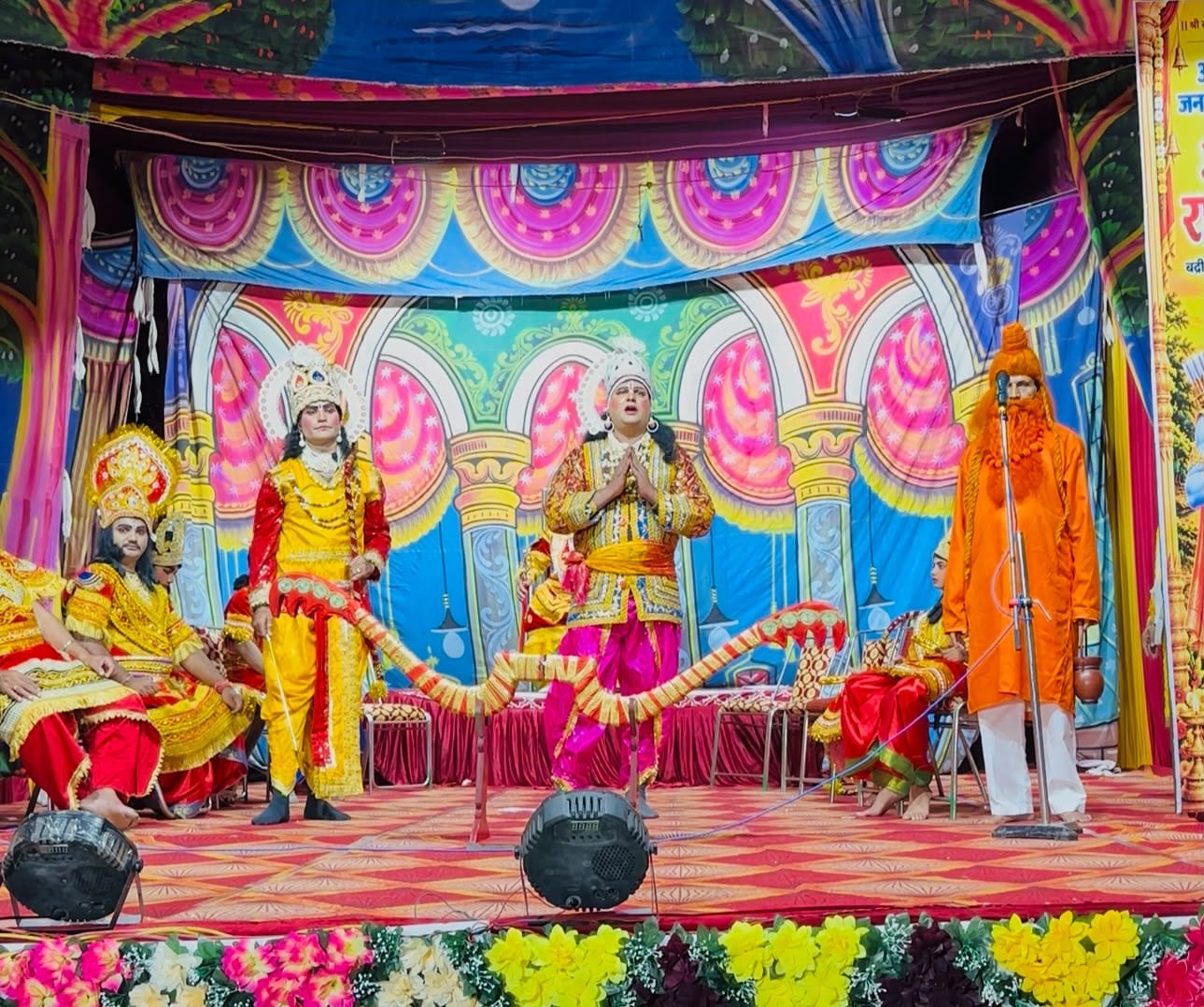 बद्रीनगर में रामलीला मंचन के दौरान सीता स्वयंवर का दृश्य। संवाद