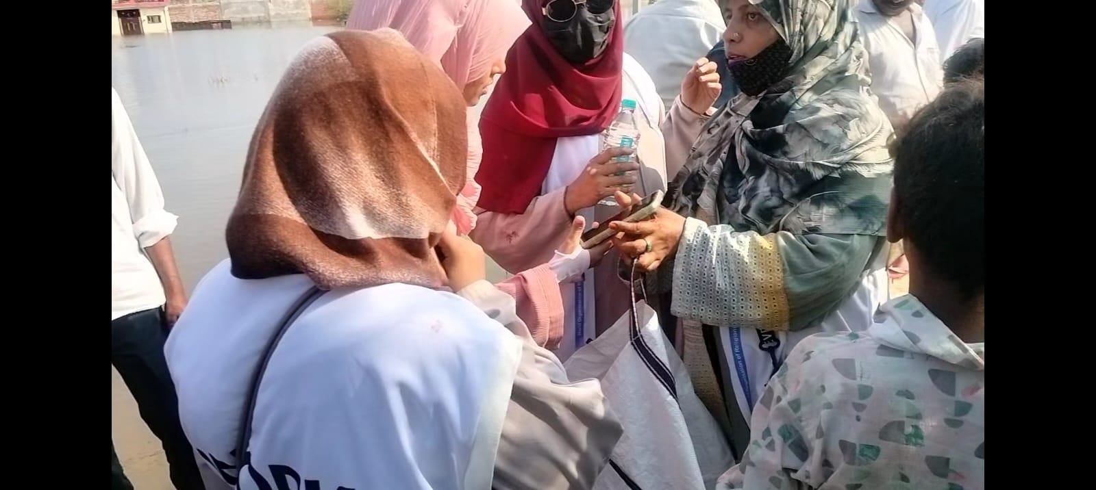 बाढ़ प्रभावितों को बांटी राहत सामग्री।