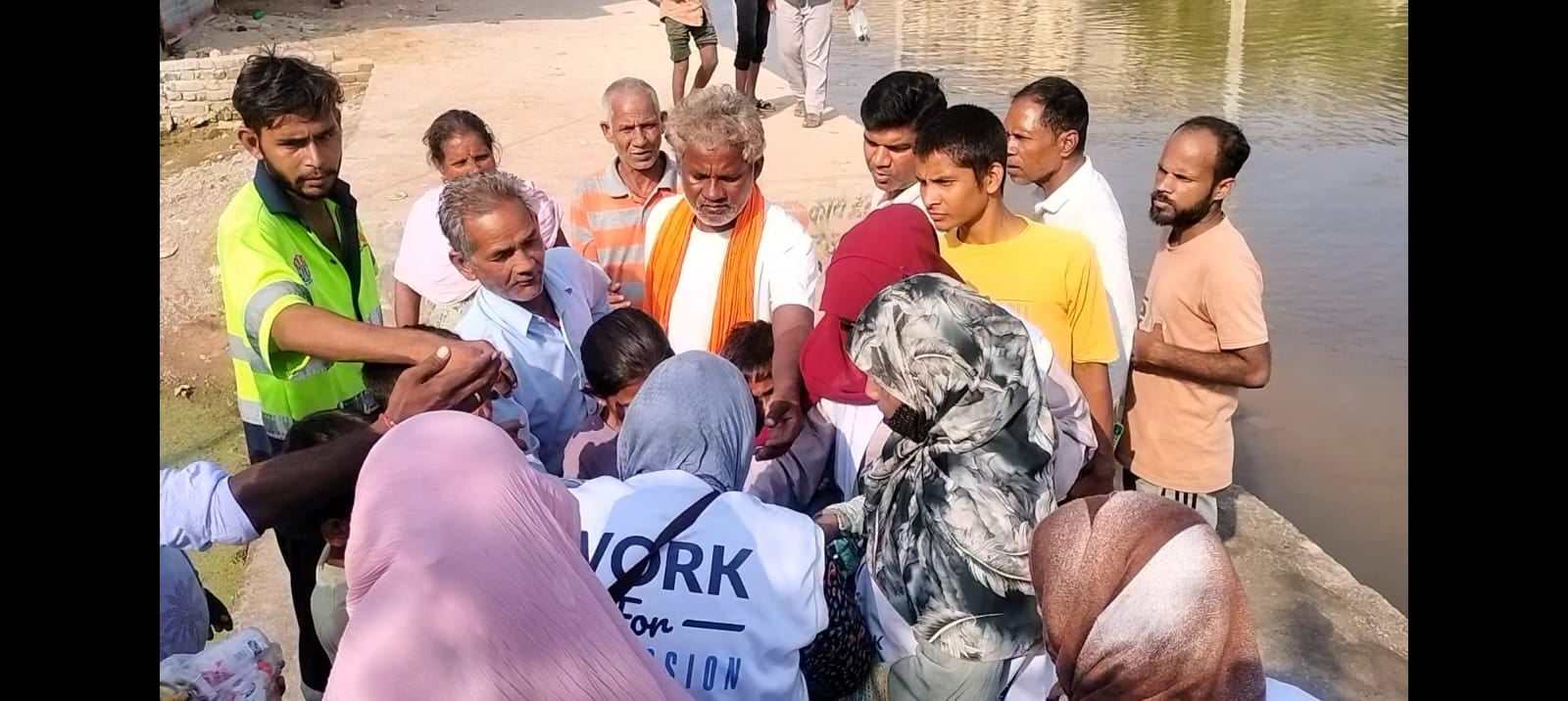 बाढ़ प्रभावितों को बांटी राहत सामग्री।