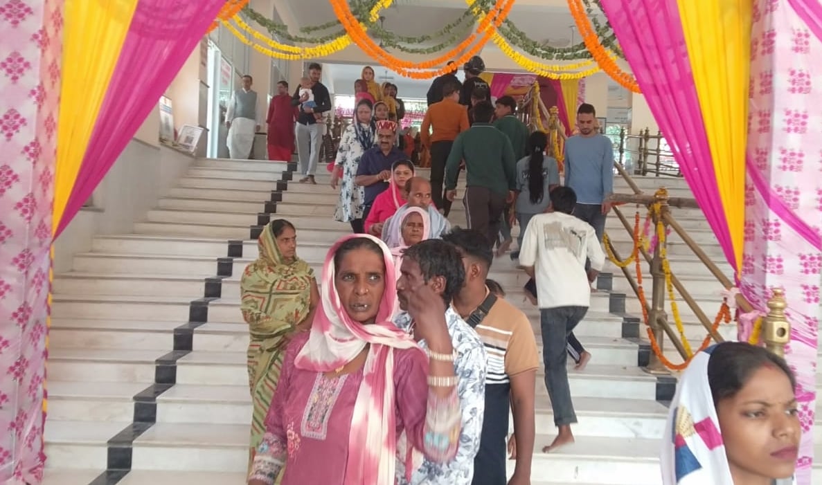 चौथे नवरात्र पर चामुंडा माता मंदिर में दर्शन के लिए कतारों में खड़े श्रद्धालु। -स्रोत : जागरूक चौथे नवरात्र पर चामुंडा माता मंदिर में दर्शन के लिए कतारों में खड़े श्रद्धालु। -स्रोत : जागरूक