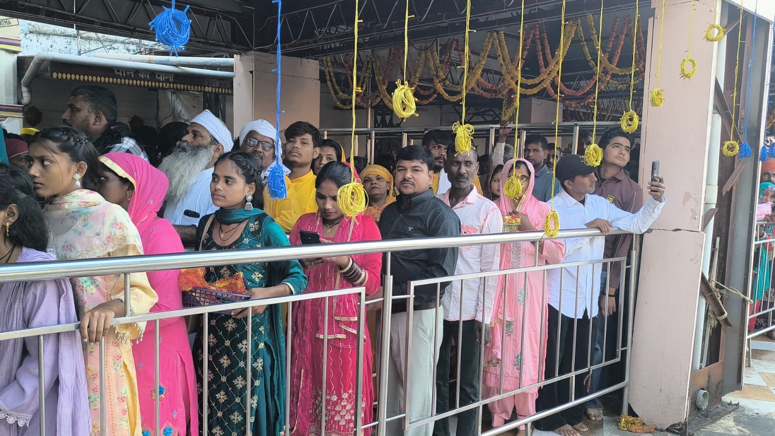 चौथे नवरात्र पर चामुंडा माता मंदिर में दर्शन के लिए कतारों में खड़े श्रद्धालु। -स्रोत : जागरूक चौथे नवरात्र पर चामुंडा माता मंदिर में दर्शन के लिए कतारों में खड़े श्रद्धालु। -स्रोत : जागरूक