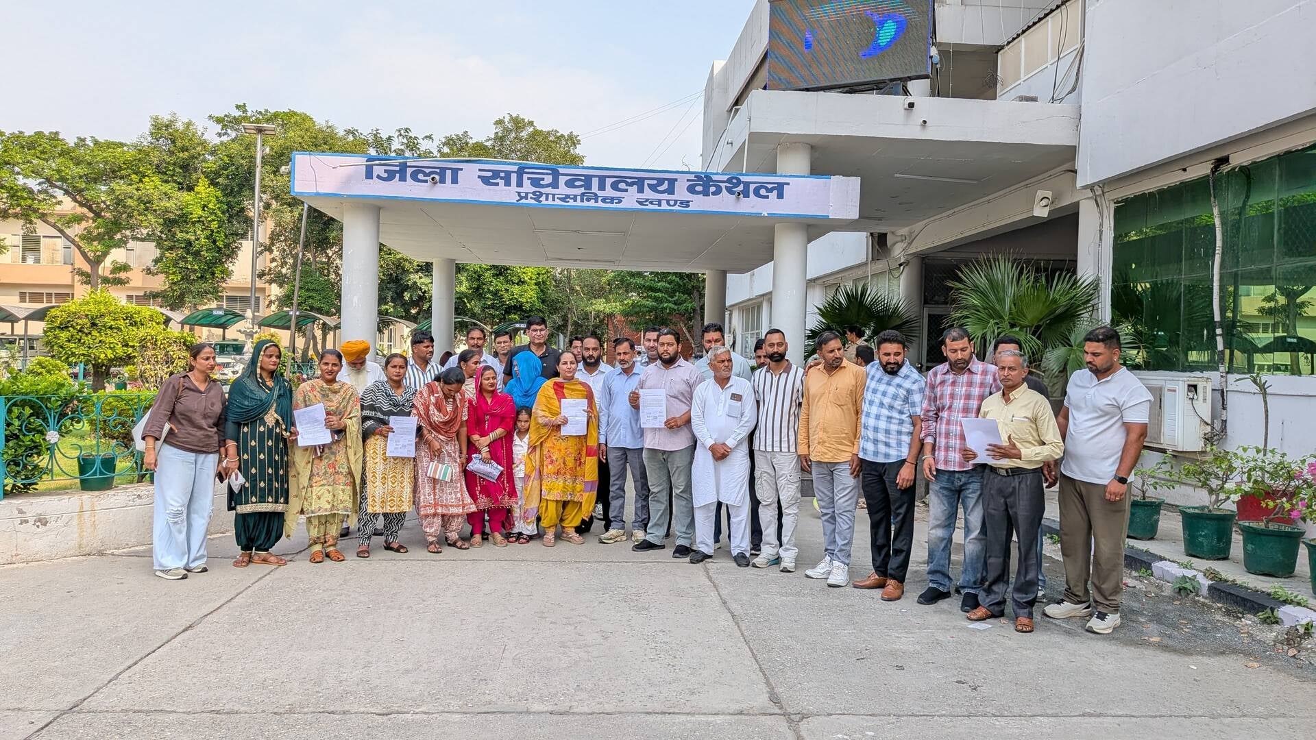 एडीसी को दिए अविश्वास प्रस्ताव की कॉपी दिखाते पंचायत समिति के सदस्य। संवाद एडीसी को दिए अविश्वास प्रस्ताव की कॉपी दिखाते पंचायत समिति के सदस्य। संवाद