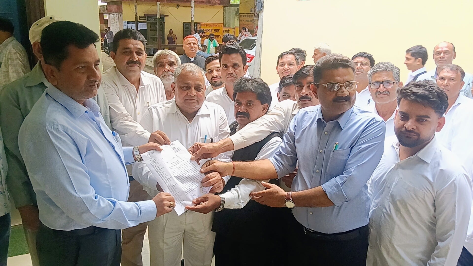 एस डी एम व तहसीलदार के साथ अधिवक्ताओं की बैठक में उपस्थित अधिवक्तागण। (स्त्रोत बार) मवाना। एस डी एम व तहसीलदार के साथ अधिवक्ताओं की बैठक में उपस्थित अधिवक्तागण। (स्त्रोत बार) मवाना।