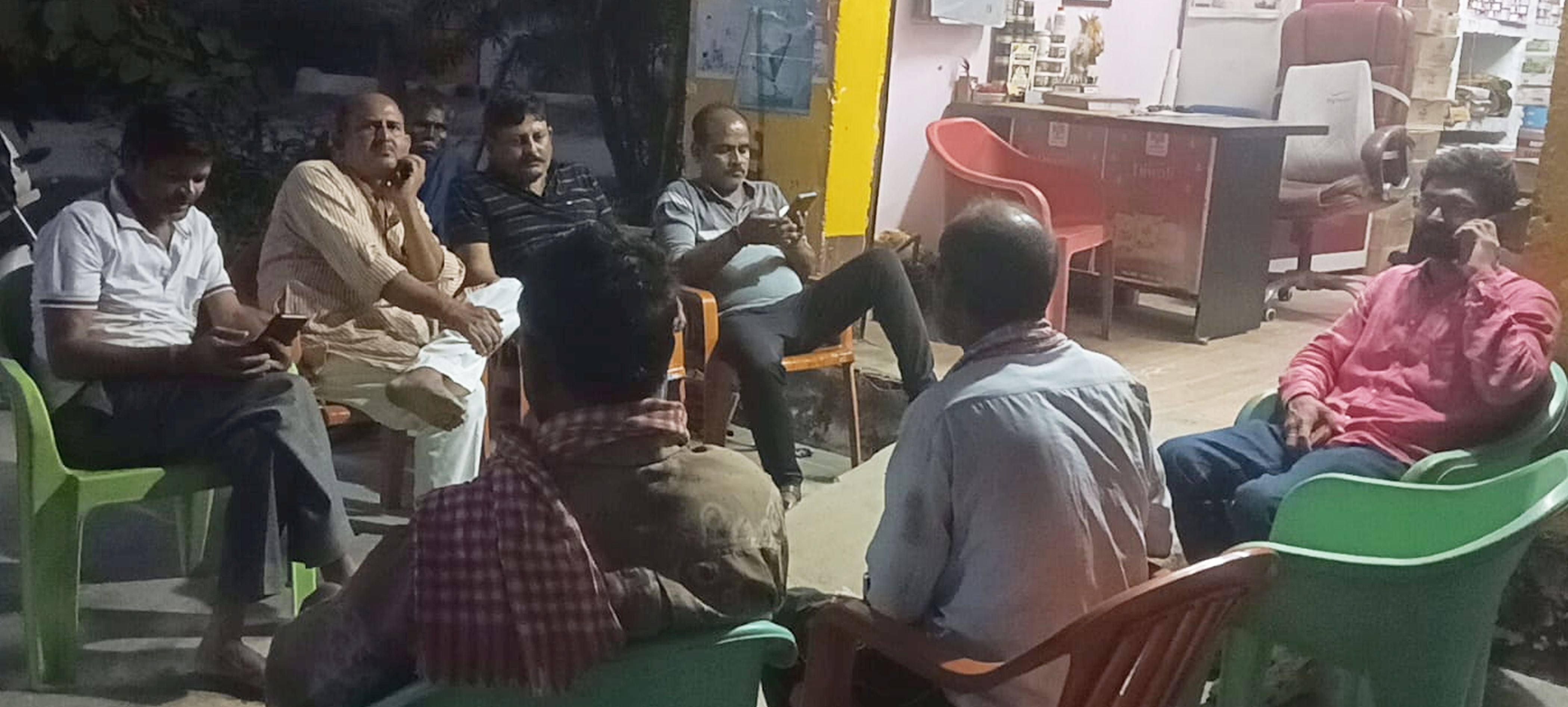 फाइल फोटो-31-शहर के तांबेश्वर मंदिर में मां, पत्नी व बेटी के साथ अभिषेक त्रिपाठी। स्रोत: परिजन