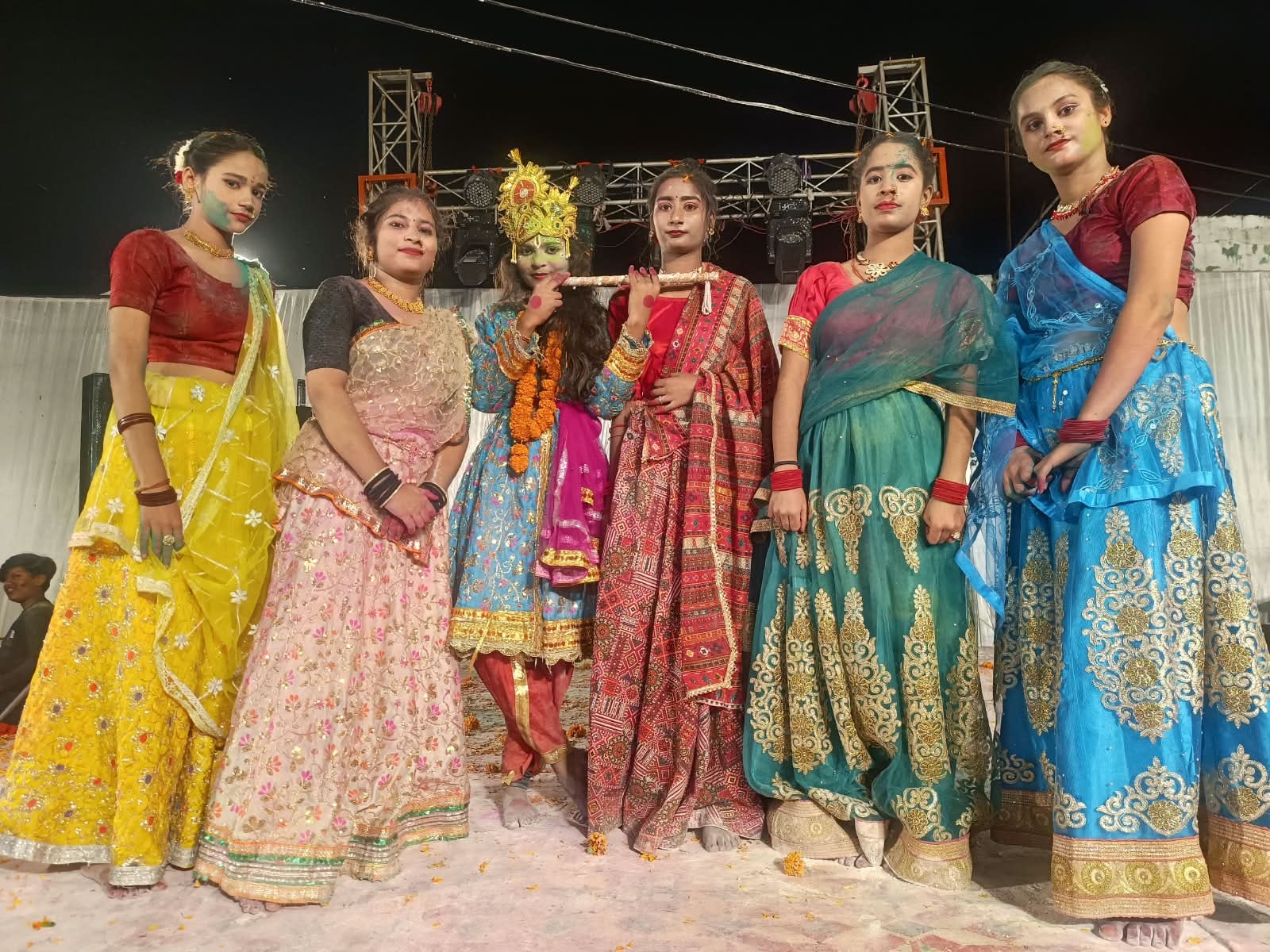 फोटो-02- संतोषी माता मंदिर में पूजन करते श्रद्धालु। संवाद फोटो-02- संतोषी माता मंदिर में पूजन करते श्रद्धालु। संवाद