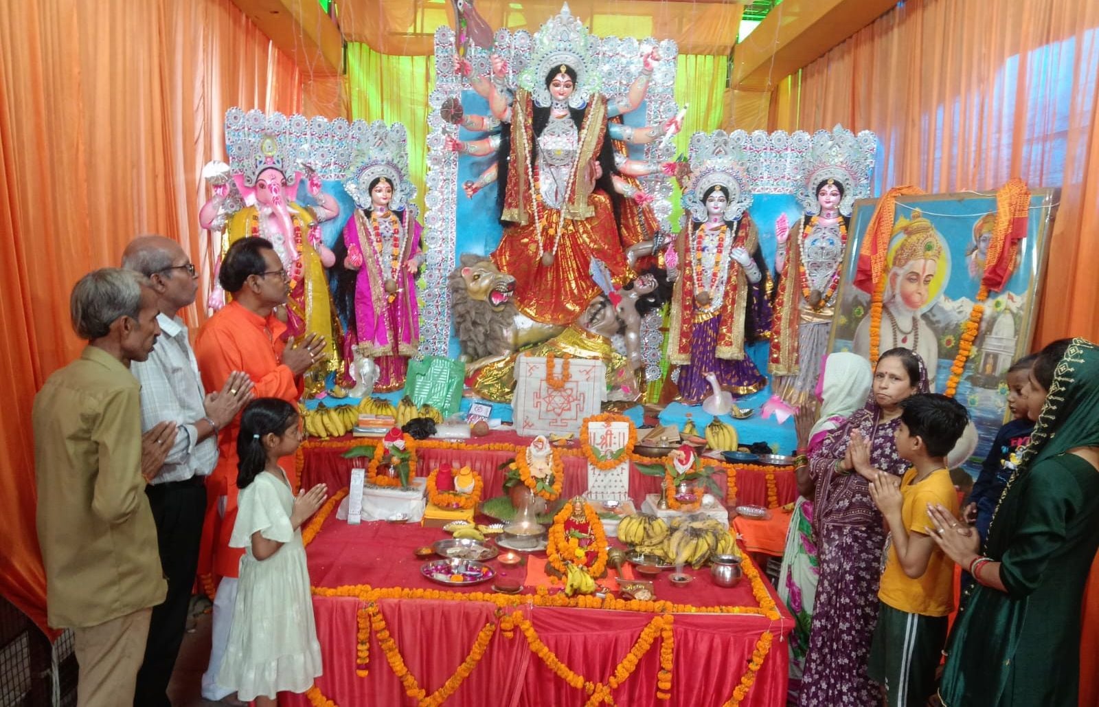 फोटो-02- संतोषी माता मंदिर में पूजन करते श्रद्धालु। संवाद फोटो-02- संतोषी माता मंदिर में पूजन करते श्रद्धालु। संवाद