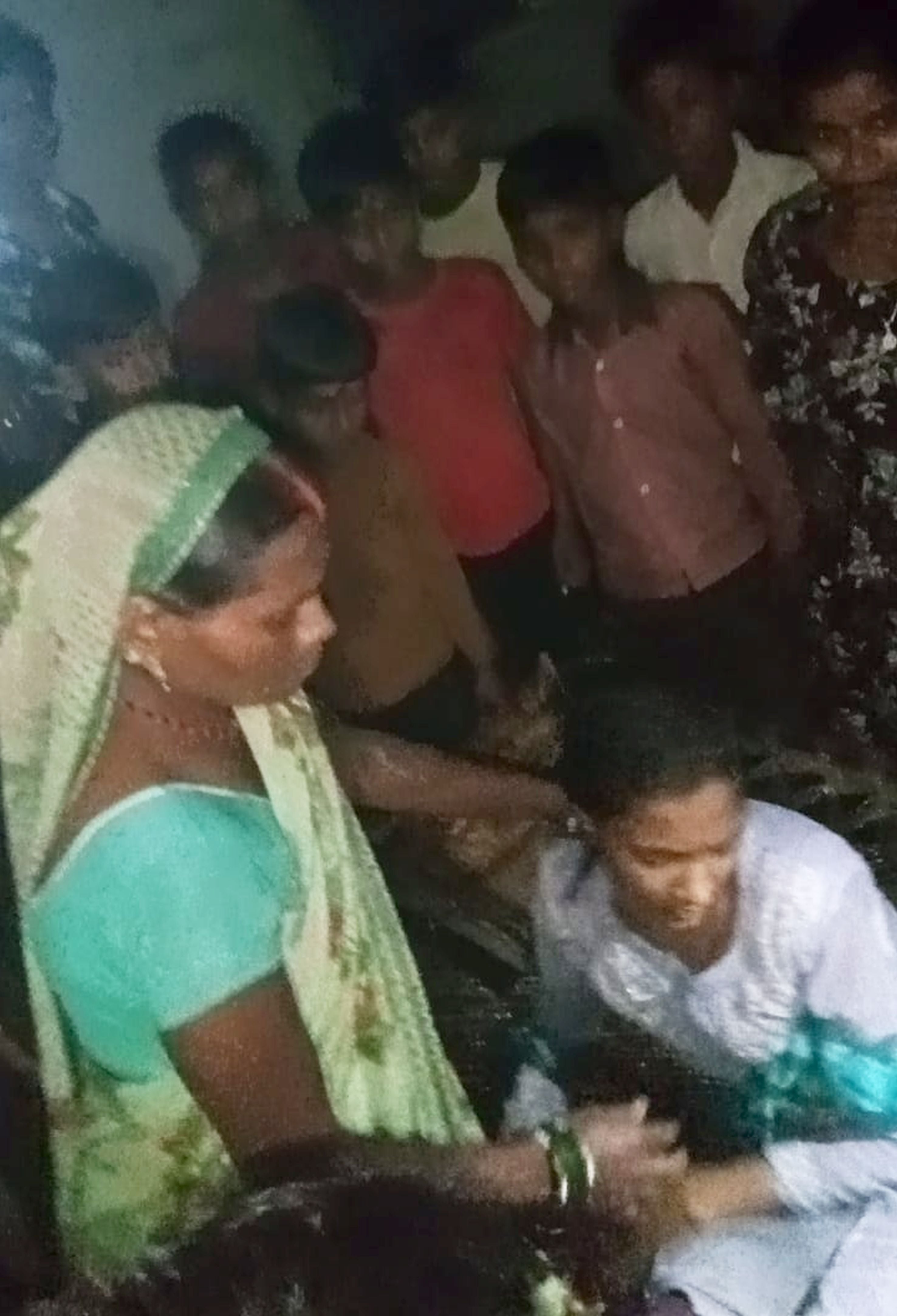 फोटो-19,20-बलरामपुर के पिपरा दुर्गानगर गांव में जुटी ग्रामीणों की भीड़ ।-स्रोत: ग्रामीण