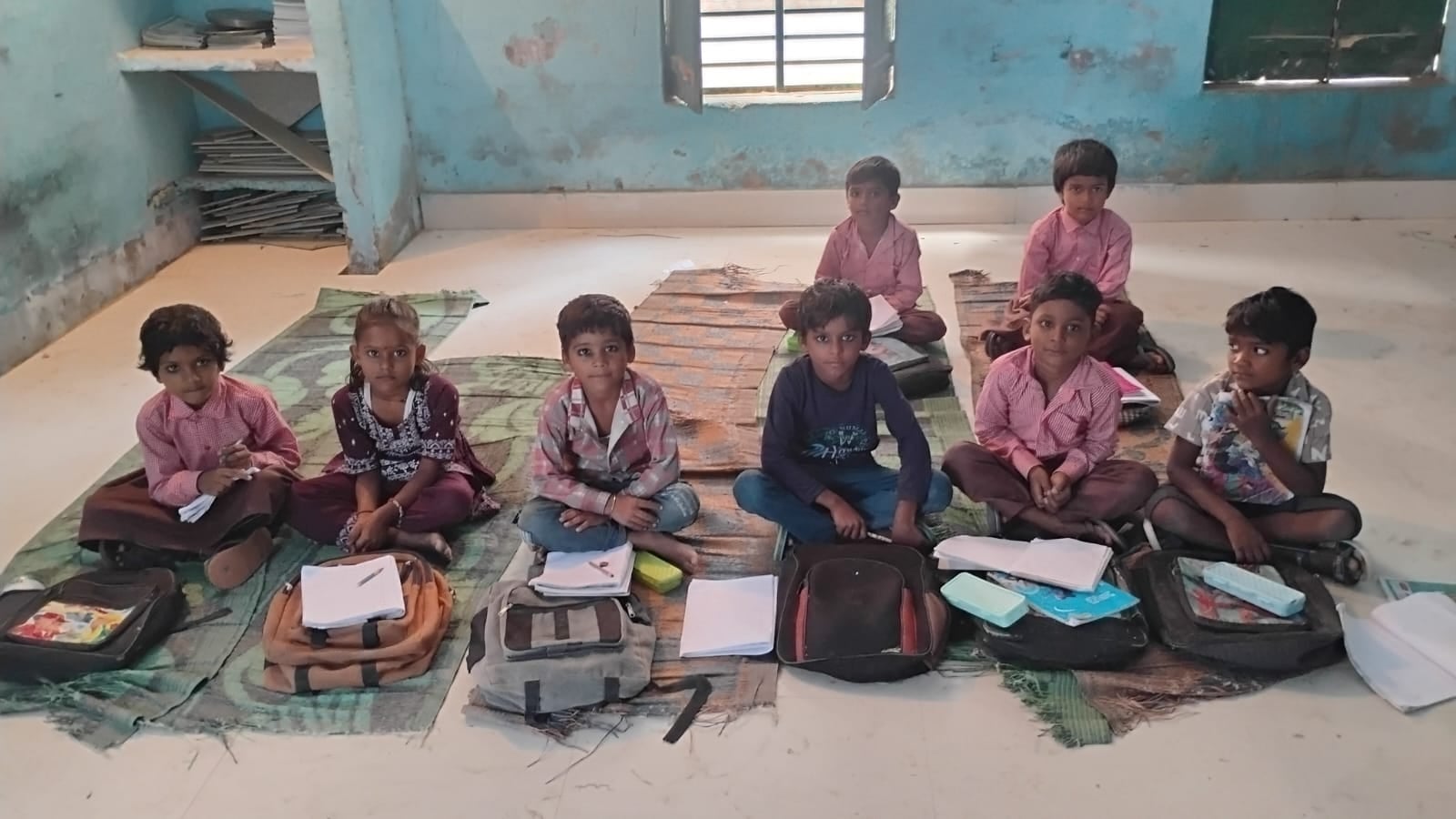 फोटो 32::शहर के कांशीराम कॉलाेनी के प्राथमिक विद्यालय में जमीन पर टाट-पट्टी बिछाए बैठे बच्चे। स