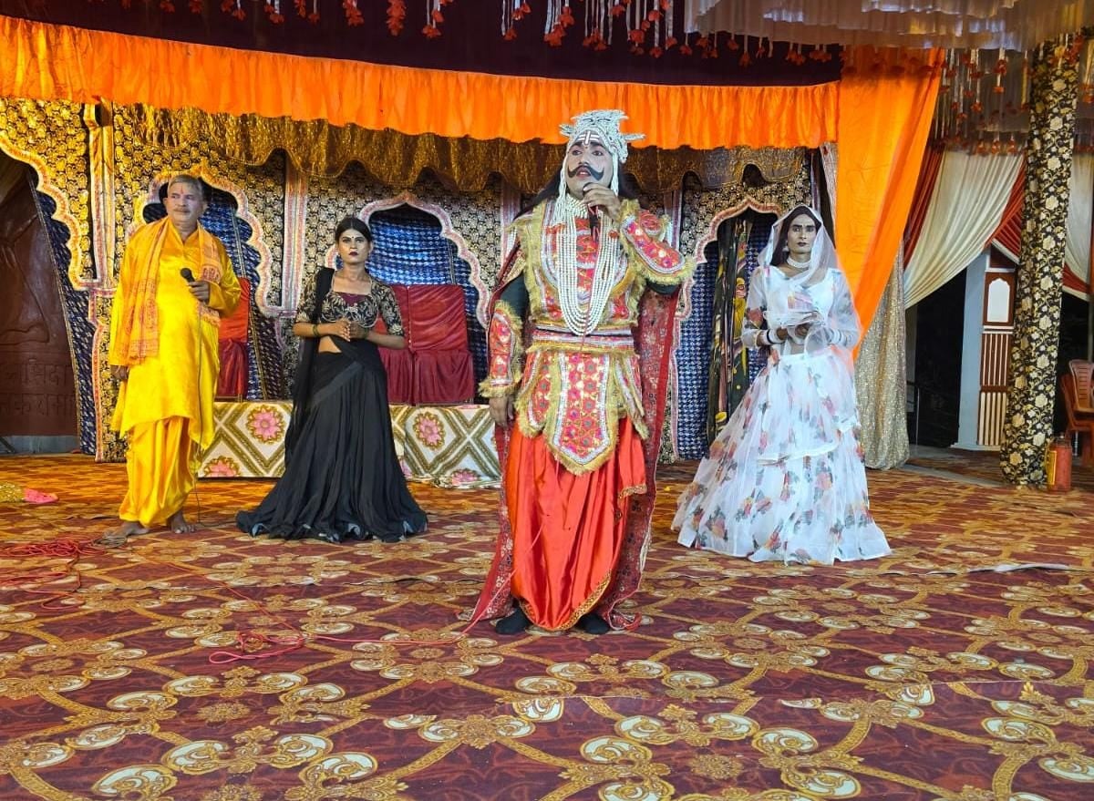 फोटो 33: नव दुर्गा पंडाल में धार्मिक कार्यक्रम प्रस्तुत करते विद्यार्थी। संवाद