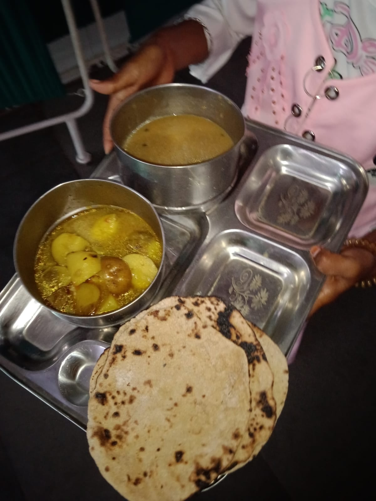 फोटो 36: वार्ड में भर्ती मरीजों को खाना बांटती महिलाएं। संवाद