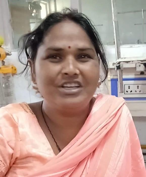 फोटो 36: वार्ड में भर्ती मरीजों को खाना बांटती महिलाएं। संवाद