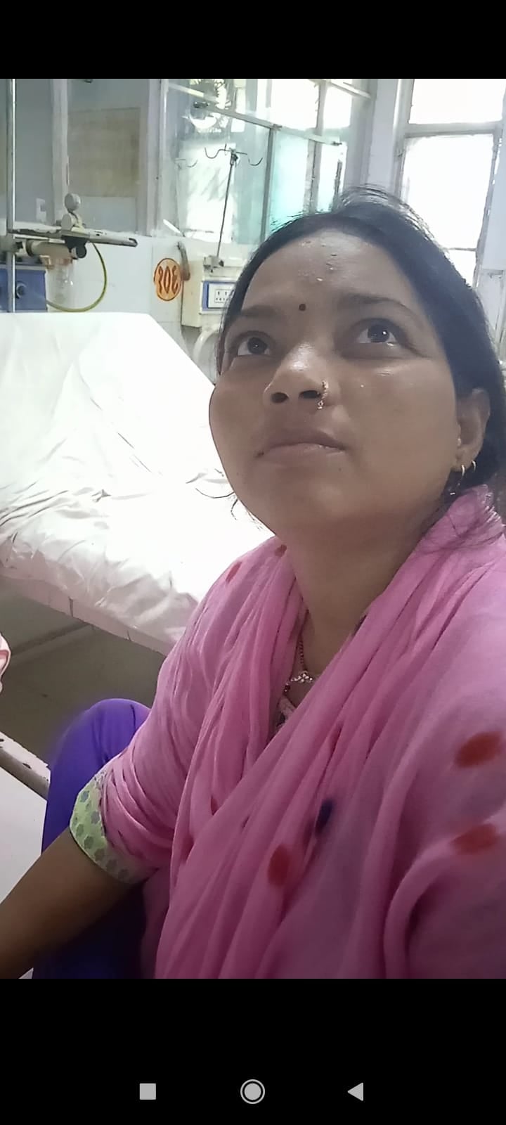 फोटो 36: वार्ड में भर्ती मरीजों को खाना बांटती महिलाएं। संवाद